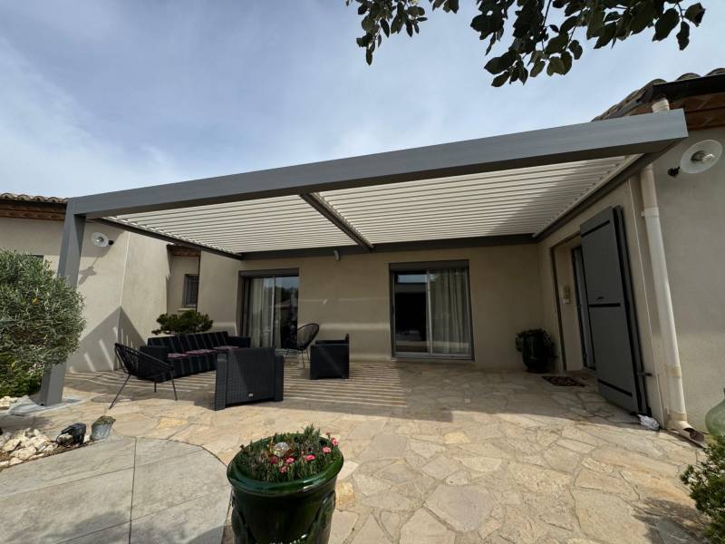 Installation adossée d'une pergola bioclimatique aluminium sur mesure à Port Camargue dans le 30