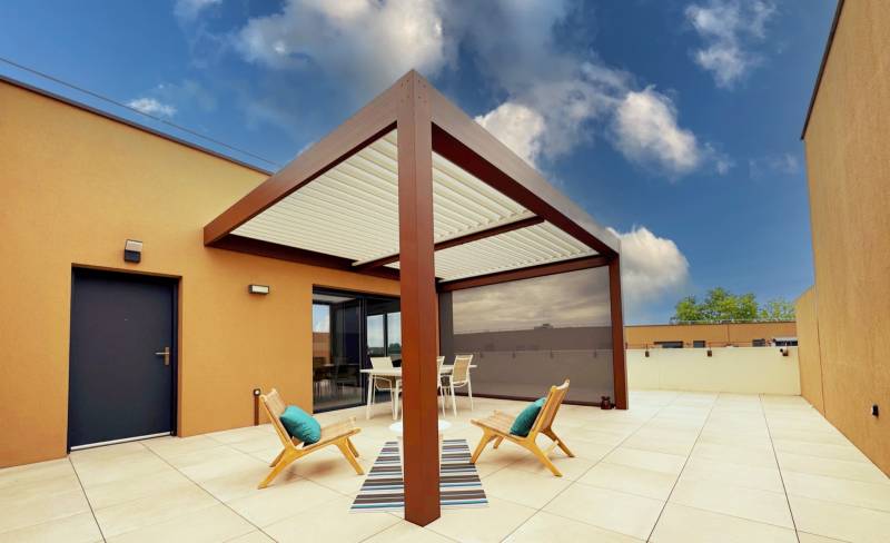 Réalisation sur mesure et pose d'une pergola bioclimatique adossée à Montpellier dans l'Hérault