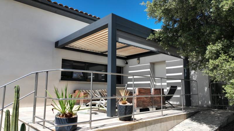 Conception et installation sur mesure d'une pergola adossée deux murs à Montpellier dans le 34