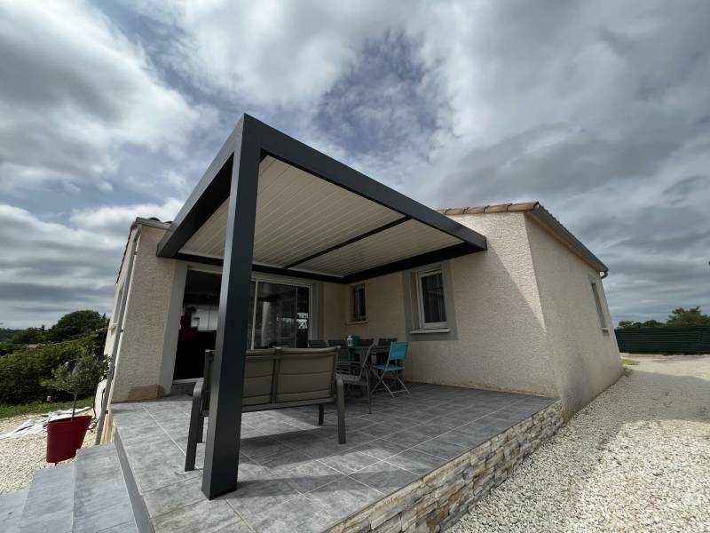 Pergola bioclimatique 4X4 sur mesure installée sur une terrasse à Alès dans le 30
