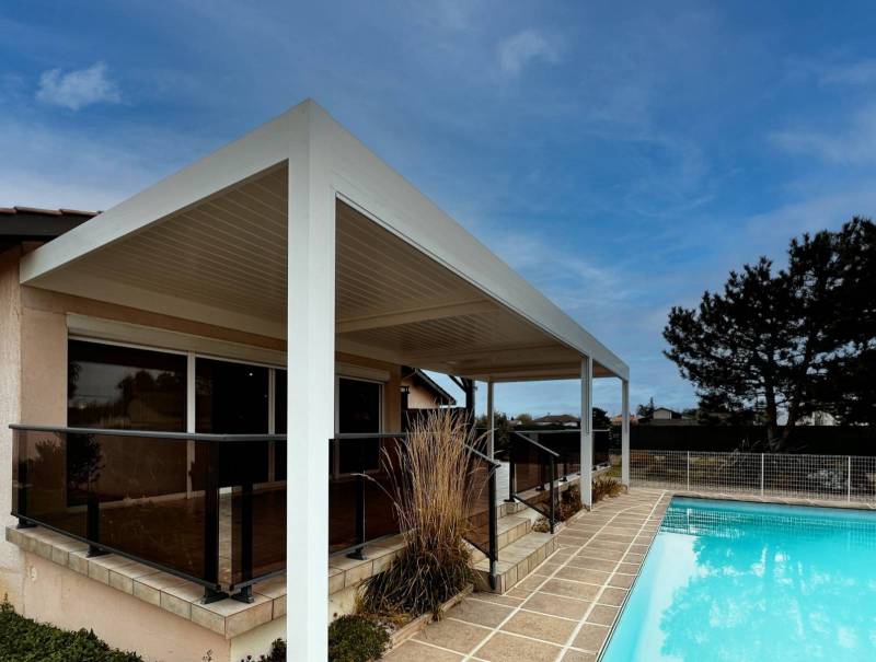 Installation d'une pergola bioclimatique sur mesure à Beaucaire dans le 30