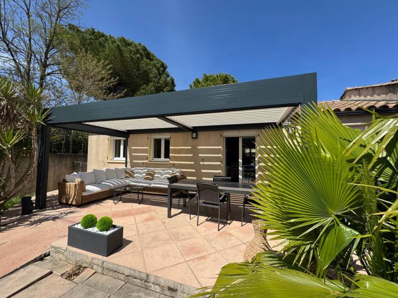 Exemple de réalisation d'une pergola bioclimatique alu à lames orientables à Montpellier dans l'Hérault