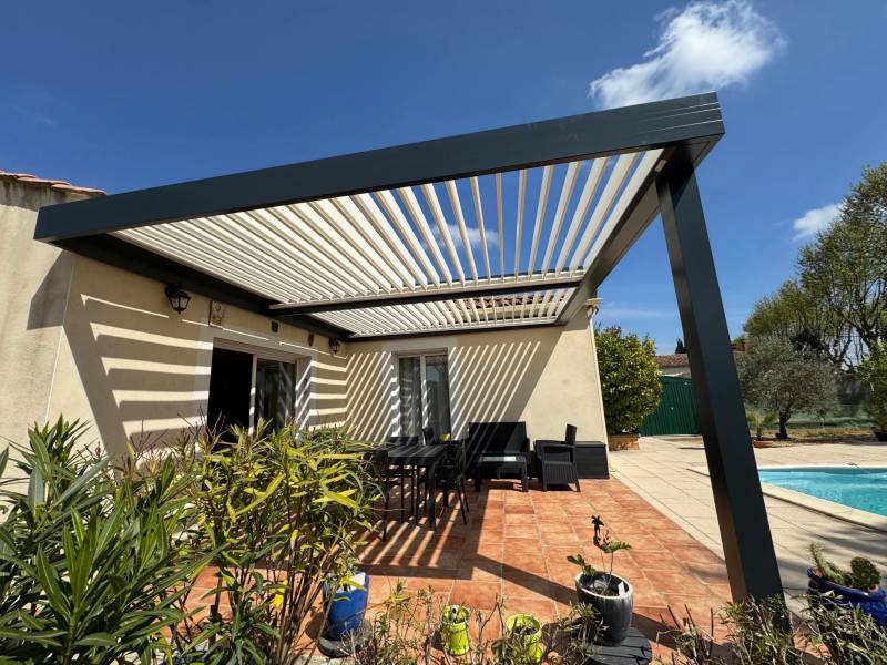 Exemple de réalisation de pergola bioclimatique alu 4X5 adossée deux murs et poteau déporté à Montpellier dans l'Hérault