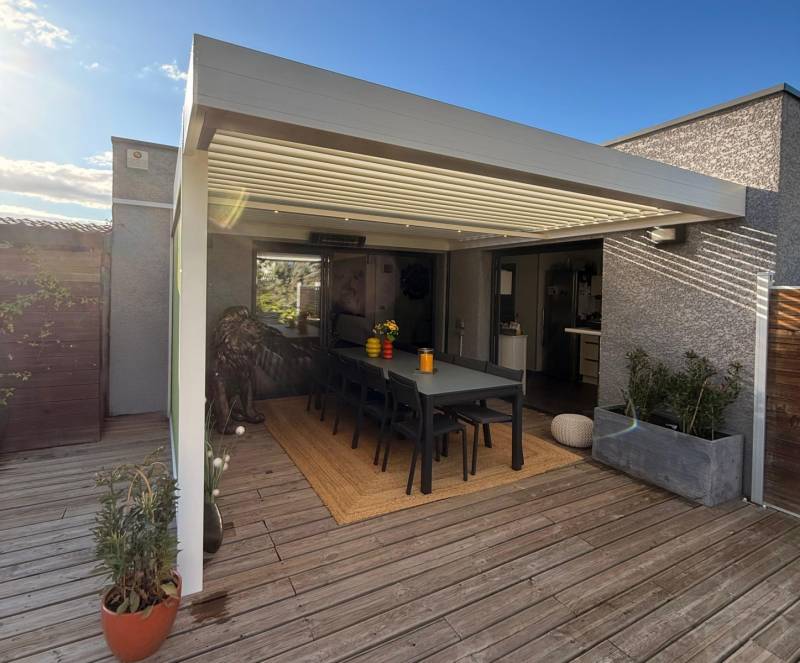 Photo d'une pergola bioclimatique sur mesure 4X4 avec pose adossée par 3D EXTERIEUR à Nîmes dans le 30