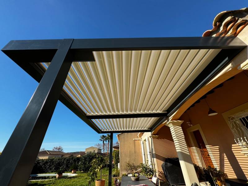 Vente et pose d'une pergola bioclimatique sur mesure à Nîmes dans le 30 