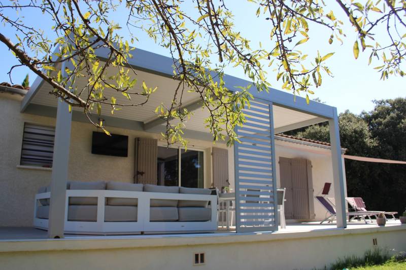 Vente et installation adossée d'une pergola à lames orientables sur mesure à Montpellier dans le 34