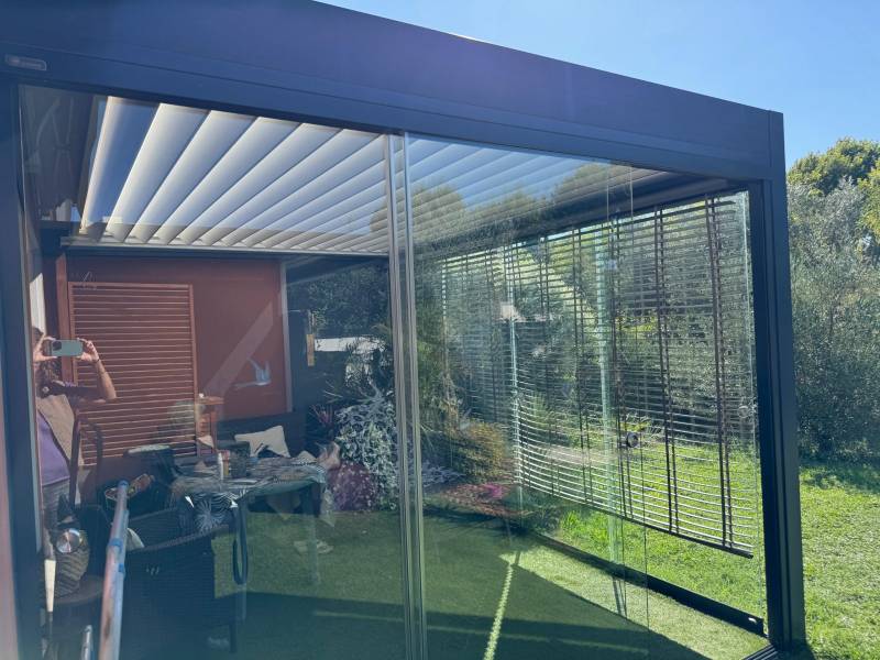 Parois vitrées coulissantes pour fermer une pergola bioclimatique à Villevieille dans le 30