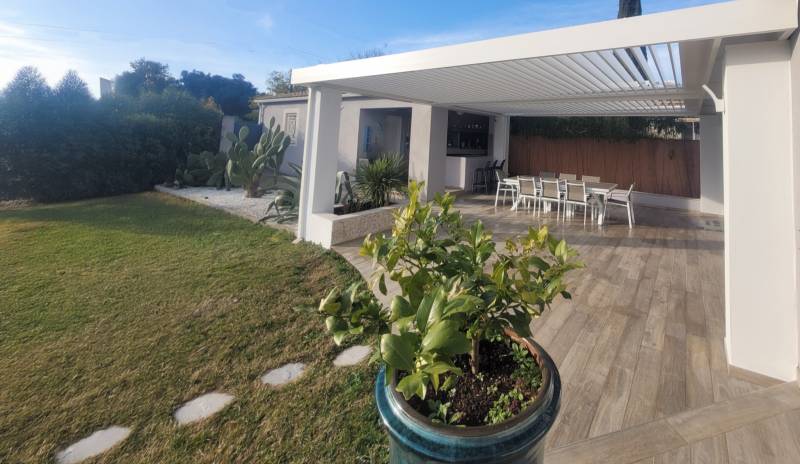 Exemple de réalisation d'une pergola bioclimatique adossée 7X6 à Alès dans le Gard