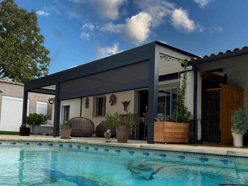 Aménagement d'une terrasse avec une pergola à lames orientables sur mesure pose adossée à Alès dans le 30