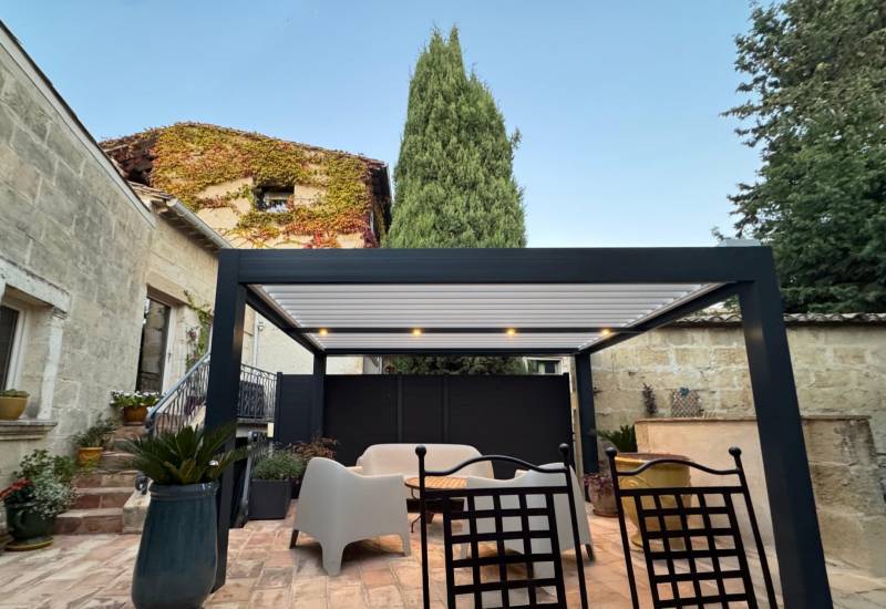 Pose d'une pergola bioclimatique 4X3 design fabriquée sur mesure à Alès dans le 30