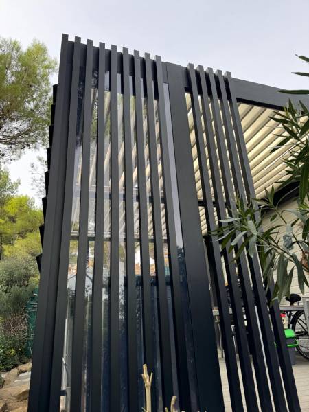 Réalisation d'un BSO sur mesure installé sur une pergola à lames orientables à Nîmes dans le 30 