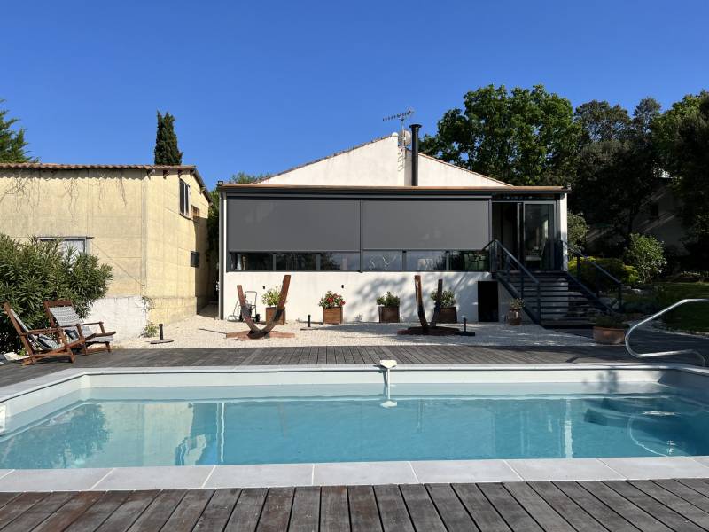Photo de l'installation de stores zip screen sur une véranda à Nîmes dans le 30