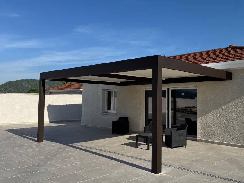 Pergola bioclimatique moderne aluminium fabriquée sur mesure et installée à Nîmes dans le 30