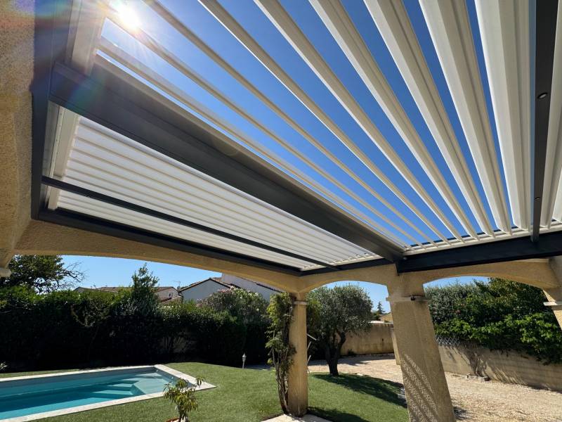Exemple de pergola à lames orientables installation entre murs à Nîmes dans le 30