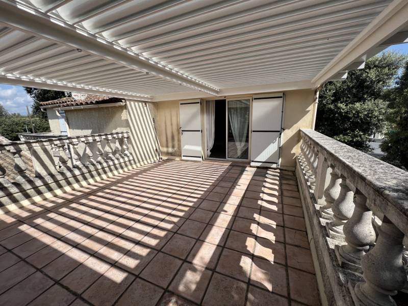Fabrication d'une pergola à lames orientables sur mesure pour une terrasse en hauteur à Alès dans le Gard