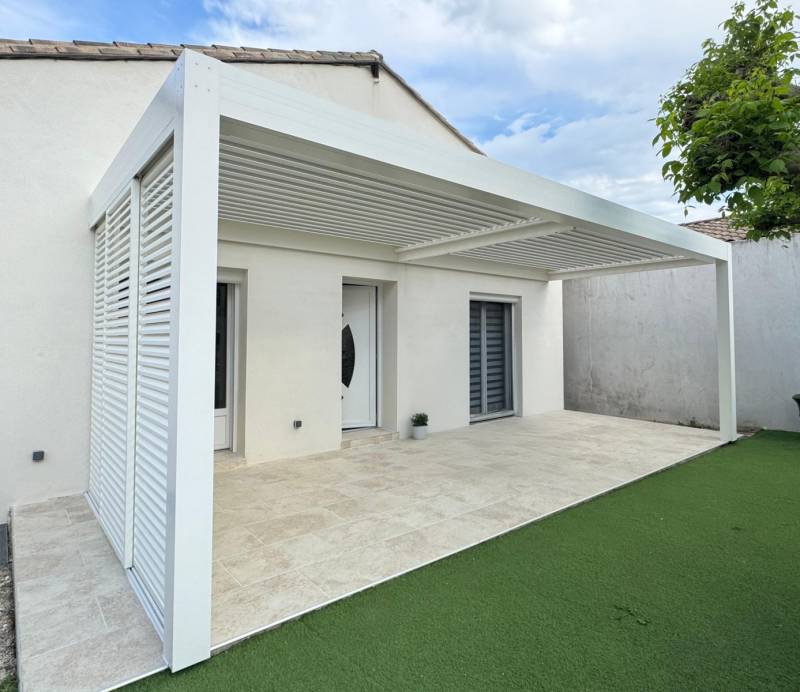 Pose adossée d'une pergola à lames orientables blanche 7X3 à Uzès dans le Gard