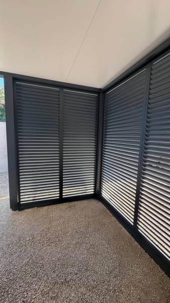 Exemple de réalisation de BSO aluminium sur mesure installés sur un carport à Uzès dans le 30