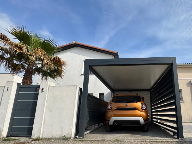 Installation adossée d'un carport sur mesure aluminium à Uzès dans le 30