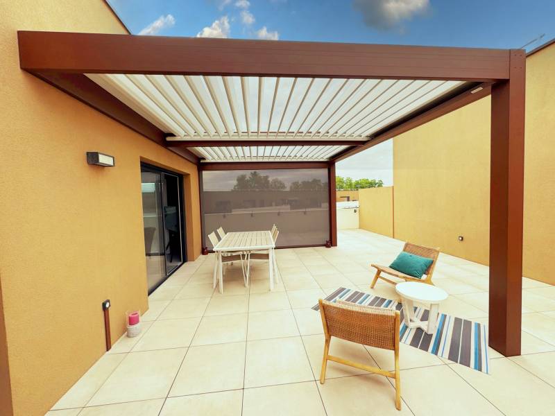 Conception et pose sur mesure de cette pergola bioclimatique adossée à Montpellier dans le 34