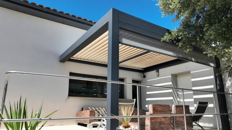 Photo d'une pergola bioclimatique alu 3X4 installée sur terrasse à Montpellier dans le 34