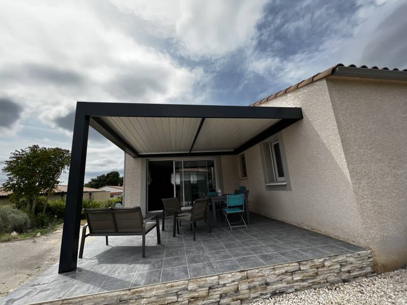 Conception d'une pergola à lames orientables aluminium sur mesure installée à Alès dans le 30