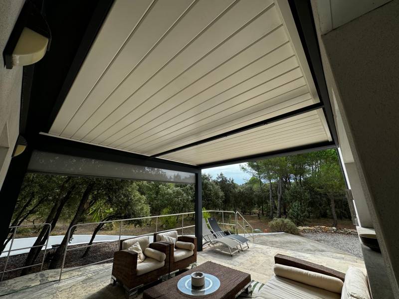 Pergola bioclimatique sur mesure design à lames orientables installée à Montpellier dans l'Hérault