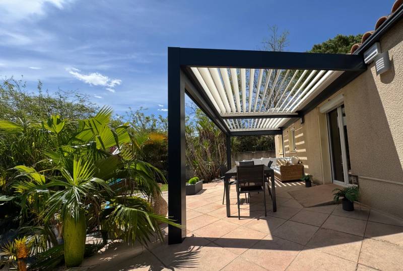 Vue latérale d'une pergola bioclimatique 3X6 alu installée à Montpellier dans le 34