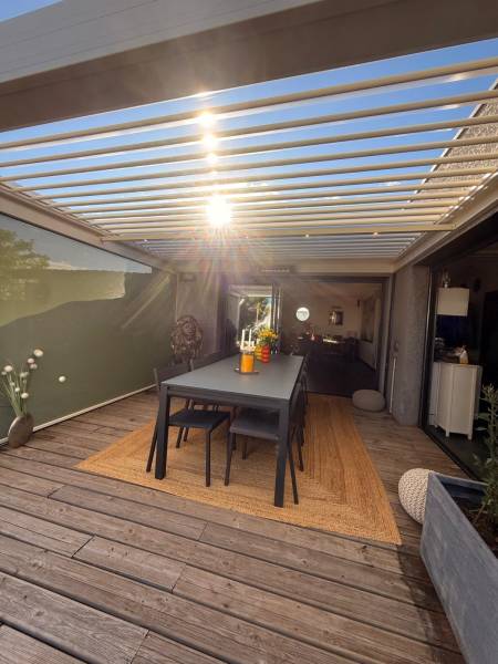 Conception sur mesure et installation d'une pergola à lames orientables 4X4 à Nîmes dans le 30