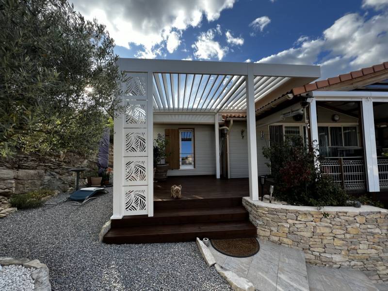 Photo d'une réalisation de pergola bioclimatique aluminium 3X4 à Montpellier dans l'Hérault par 3D EXTERIEUR
