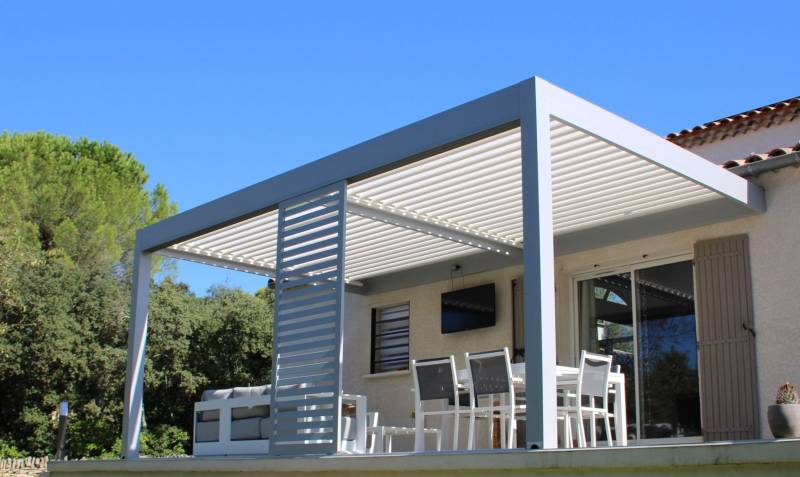 Photo d'une pergola bioclimatique aluminium fabriquée sur mesure installée à Montpellier dans le 34