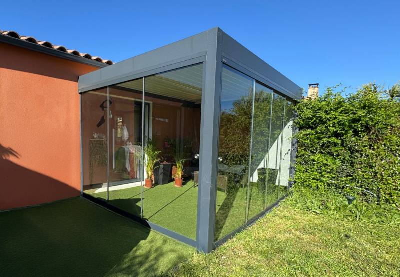 Pose de panneaux en verre transparent pour pergola à Villevieille dans le Gard 