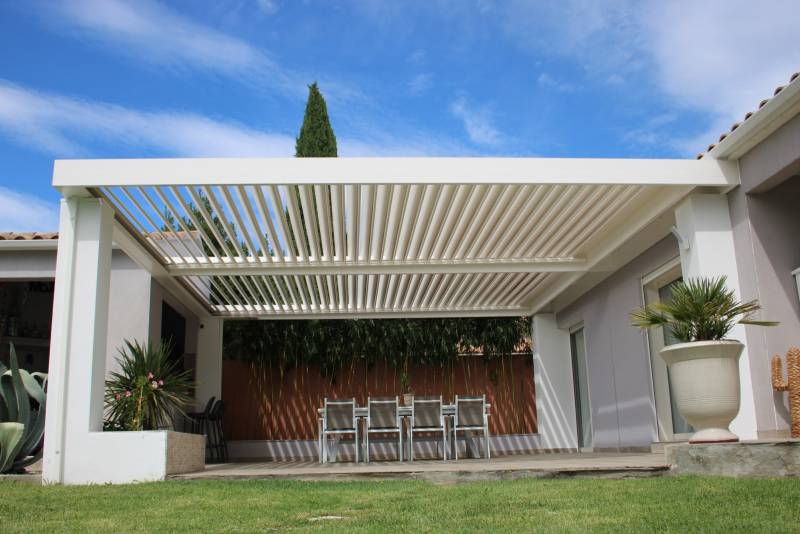 Fabriquant de pergola sur mesure design à lames orientables près de Alès dans le Gard 
