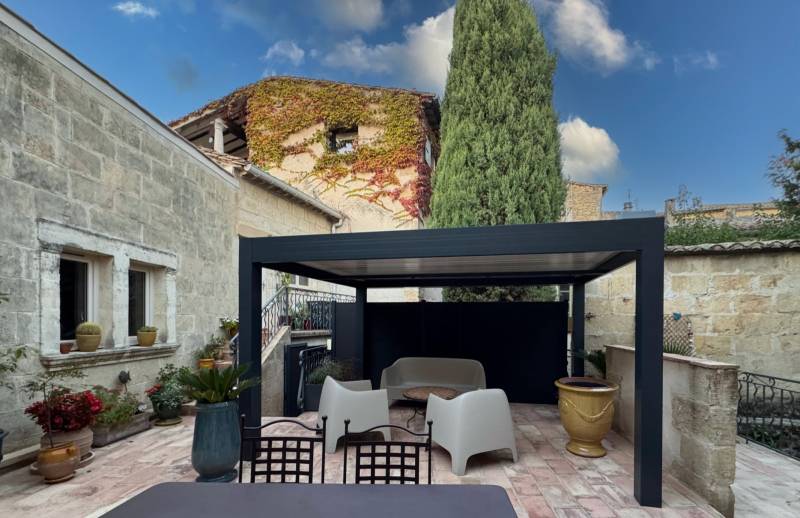 Fabrication sur mesure d'une pergola à lames orientables 4X3 autoportée à Alès dans le Gard