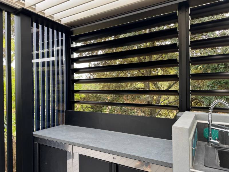 Brise-soleil à lames orientables fabriqué sur mesure et installé sur une pergola bioclimatique à Nîmes dans le 30 