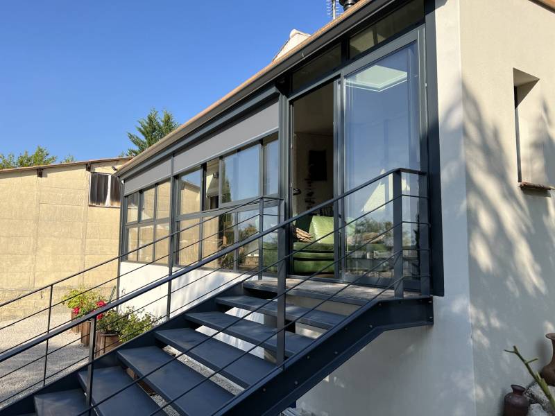 Exemple de pose de stores zip screen extérieurs sur une véranda à Nîmes dans le Gard