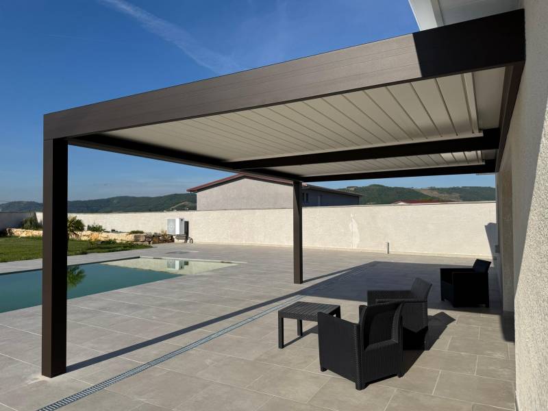 Photo d'une pergola bioclimatique adossée aluminium sur mesure à Nîmes dans le 30
