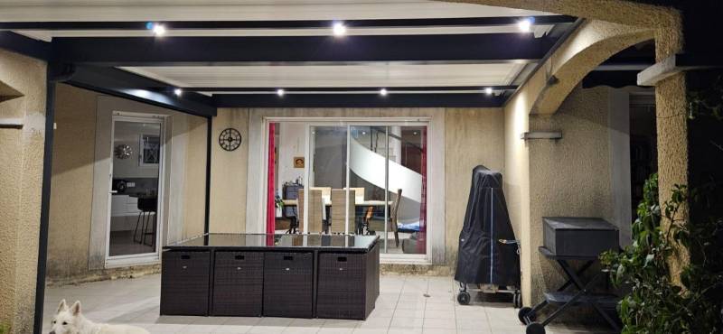 Pergola bioclimatique sur mesure avec éclairage led intégré installée à Nîmes dans le Gard