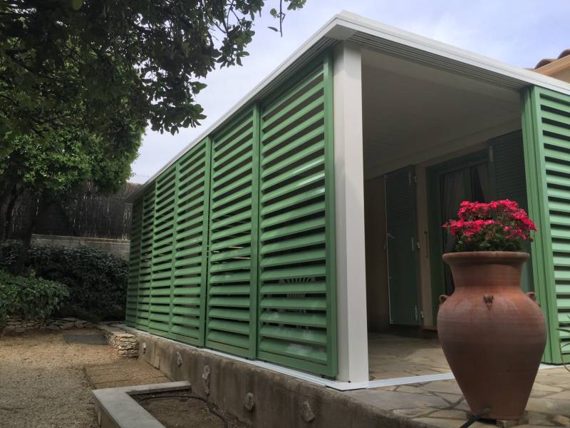 Pose adossée d'une pergola bioclimatique sur mesure avec BSO à Nîmes dans le 30