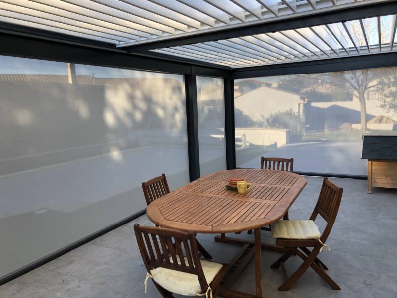 Exemple de pergola à lames orientables équipée de stores screen zip motorisés à Redessan dans le Gard