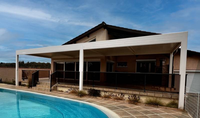 Exemple de réalisation de pergola bioclimatique aluminium blanche sur mesure pose adossée à Alès dans le 30