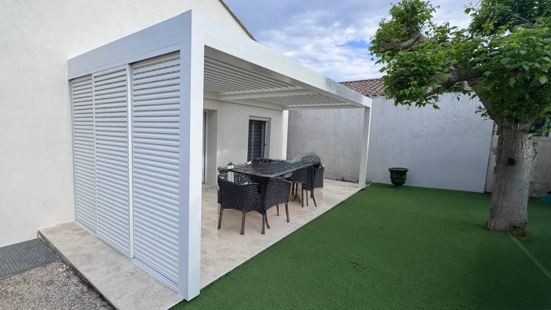 Pergola bioclimatique sur mesure avec BSO latéral à Uzès dans le 30