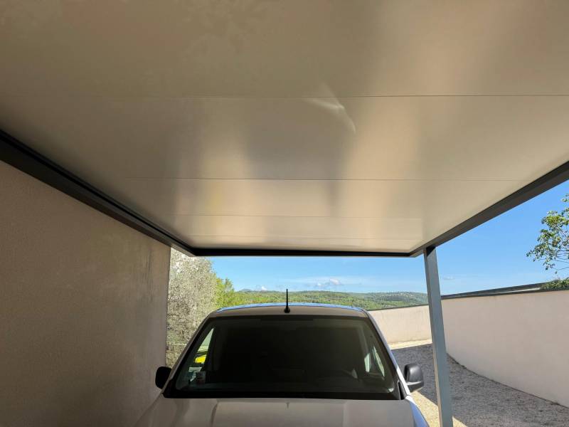 Installation adossée d'un abri voiture aluminium sur mesure à Uzès dans le Gard