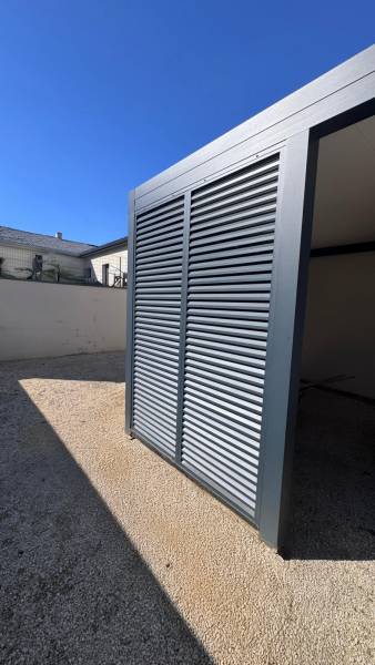 Equiper un carport de brise-soleil à lames orientables sur mesure à Uzès dans le 30
