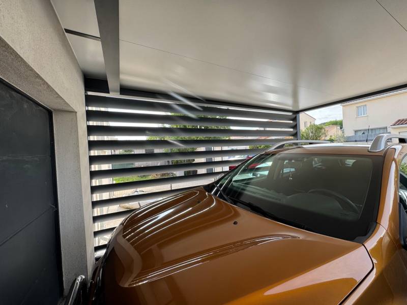 Exemple de carport une voiture sur mesure 3X5 avec brise-soleil orientable à Uzès dans le 30