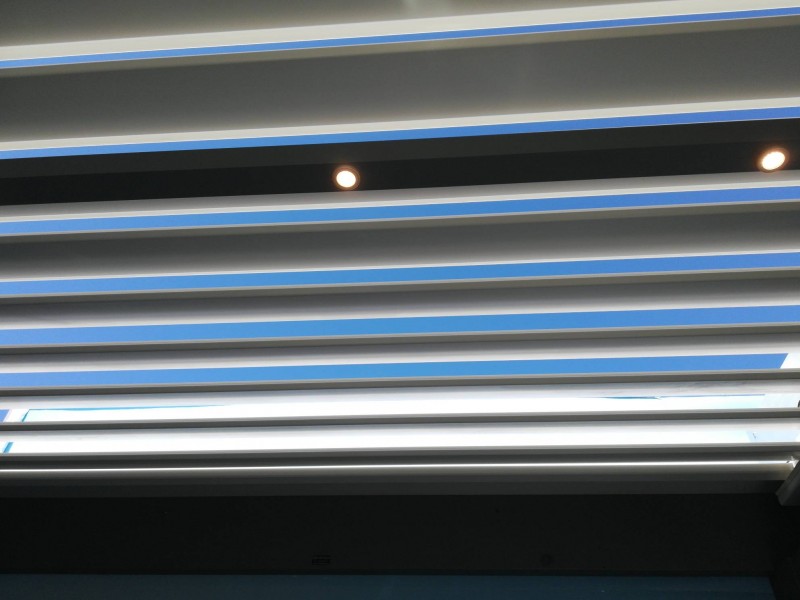 Détails des lames orientables d'une pergola bioclimatique à Montpellier dans le 34