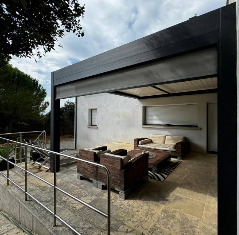 Fabrication et pose sur mesure d'une pergola 3X4 moderne à lames orientables à Montpellier dans le 34 