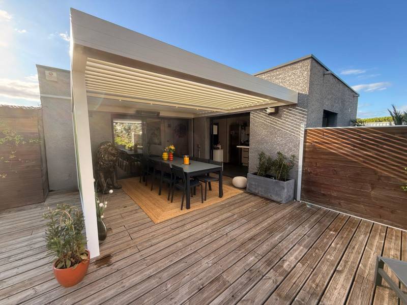 Pergola bioclimatique fabriquée sur mesure et installée à Nîmes dans le Gard par 3D EXTERIEUR