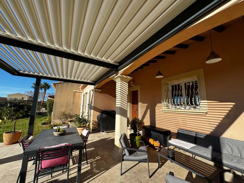 Photo d'une pergola bioclimatique aluminium lames orientables motorisées pose adossée à Nîmes dans le Gard
