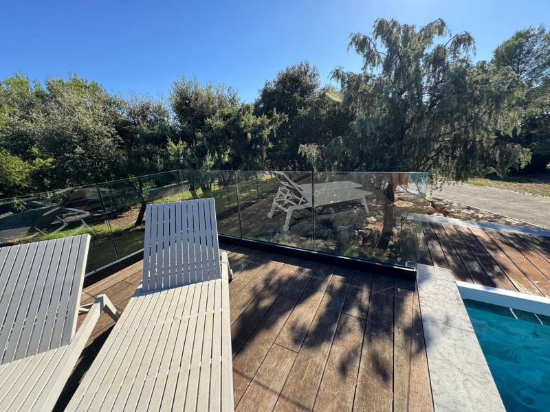 Faire installer un garde-corps en verre transparent autour d'une terrasse de piscine à Villevieille dans le Gard