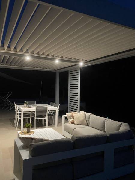 Installation adossée de cette pergola bioclimatique sur mesure à Montpellier dans l'Hérault